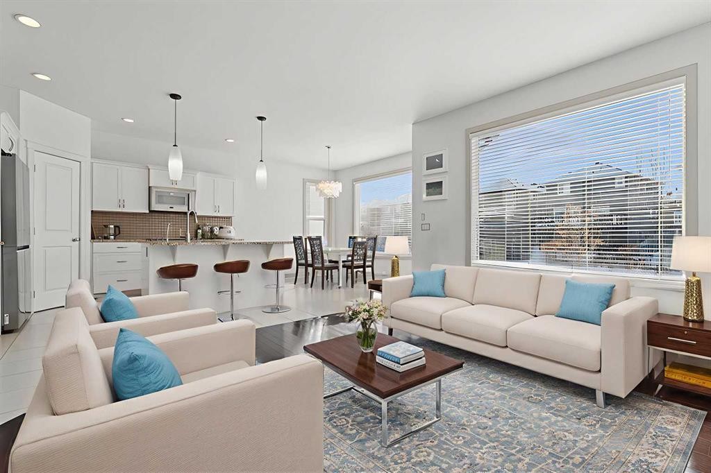 47 Everbrook Crescent Sw, Calgary, AB - Indoor Photo Showing Living Room