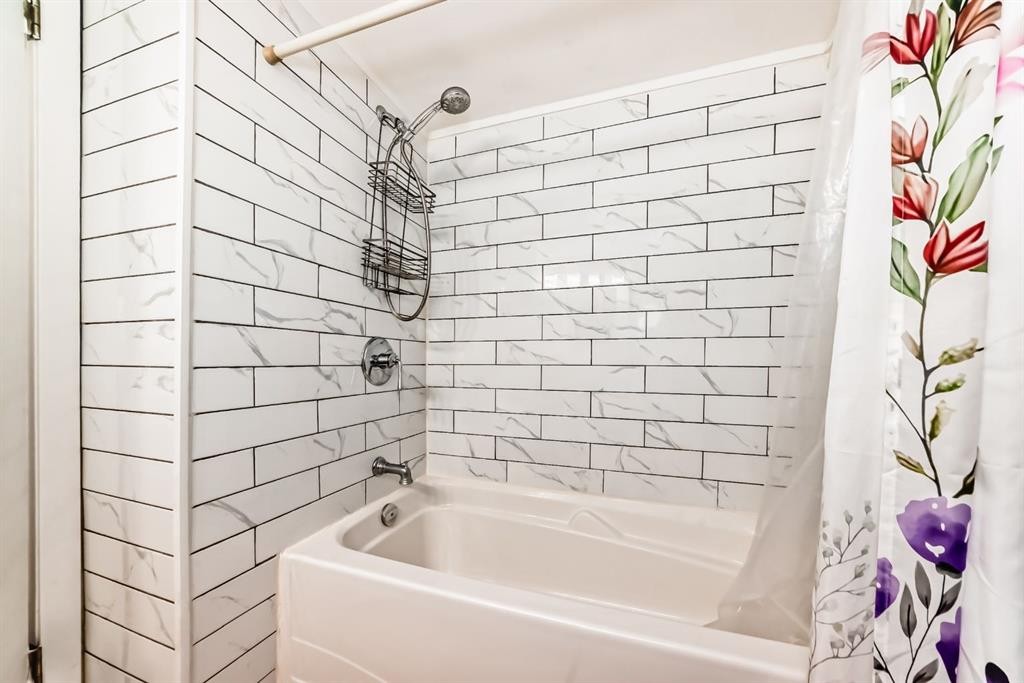 724D Raynard Crescent Se, Calgary, AB - Indoor Photo Showing Bathroom