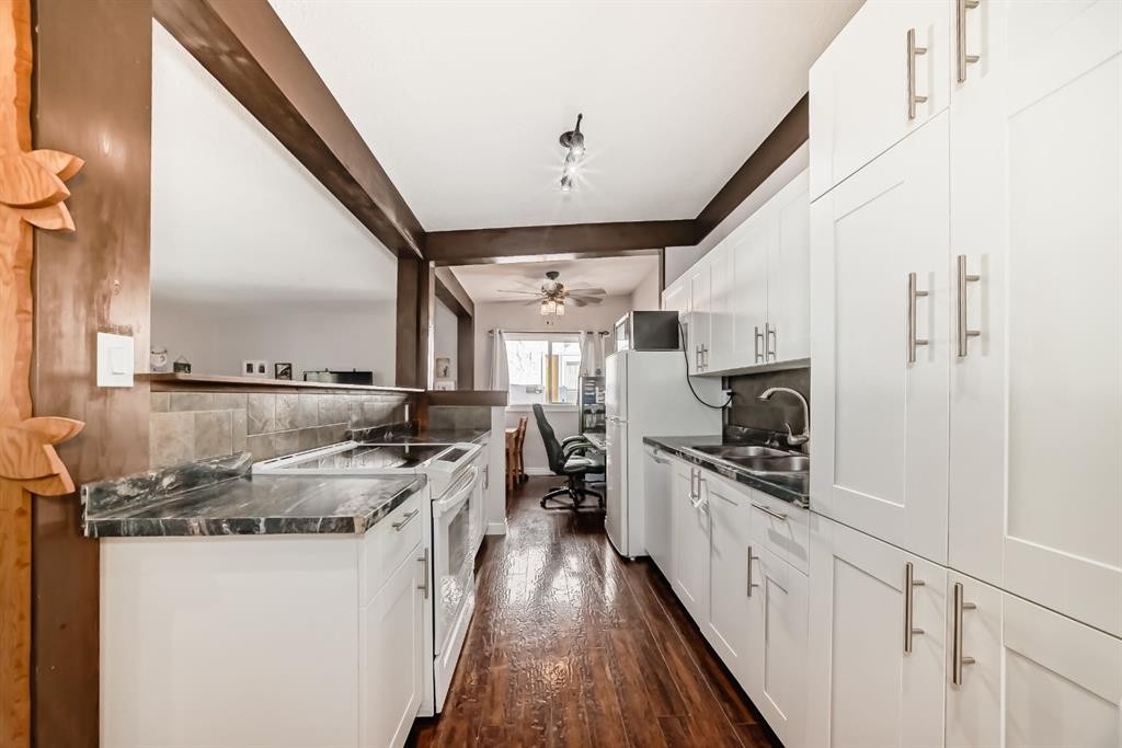 724D Raynard Crescent Se, Calgary, AB - Indoor Photo Showing Kitchen With Double Sink