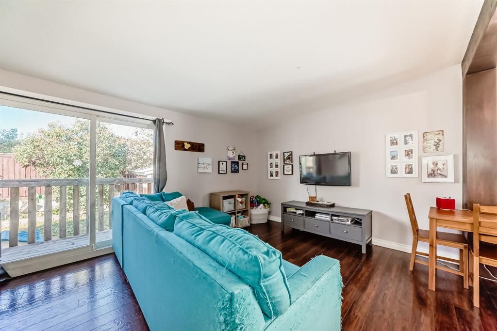724D Raynard Crescent Se, Calgary, AB - Indoor Photo Showing Living Room