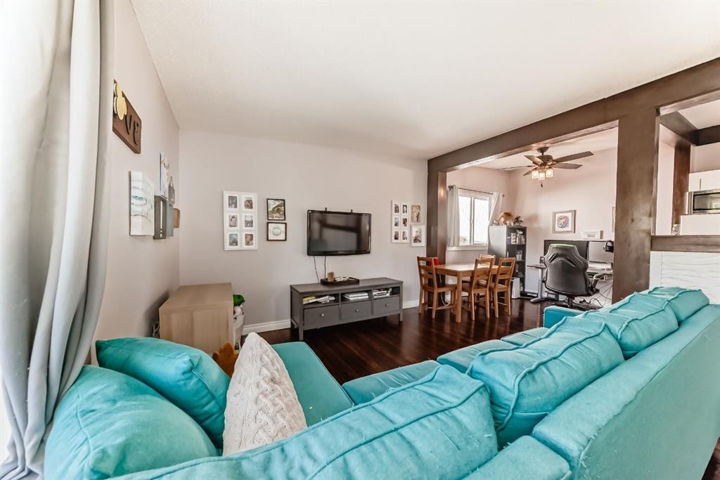 724D Raynard Crescent Se, Calgary, AB - Indoor Photo Showing Living Room