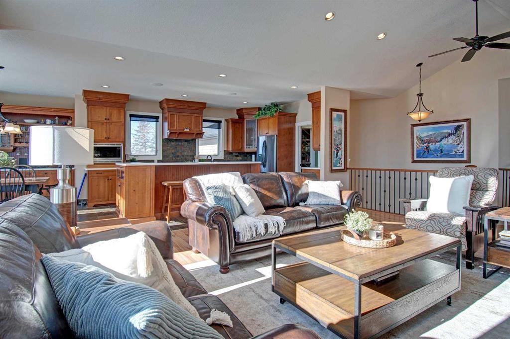 274181 Range Road 23, Rural Rocky View County, AB - Indoor Photo Showing Living Room