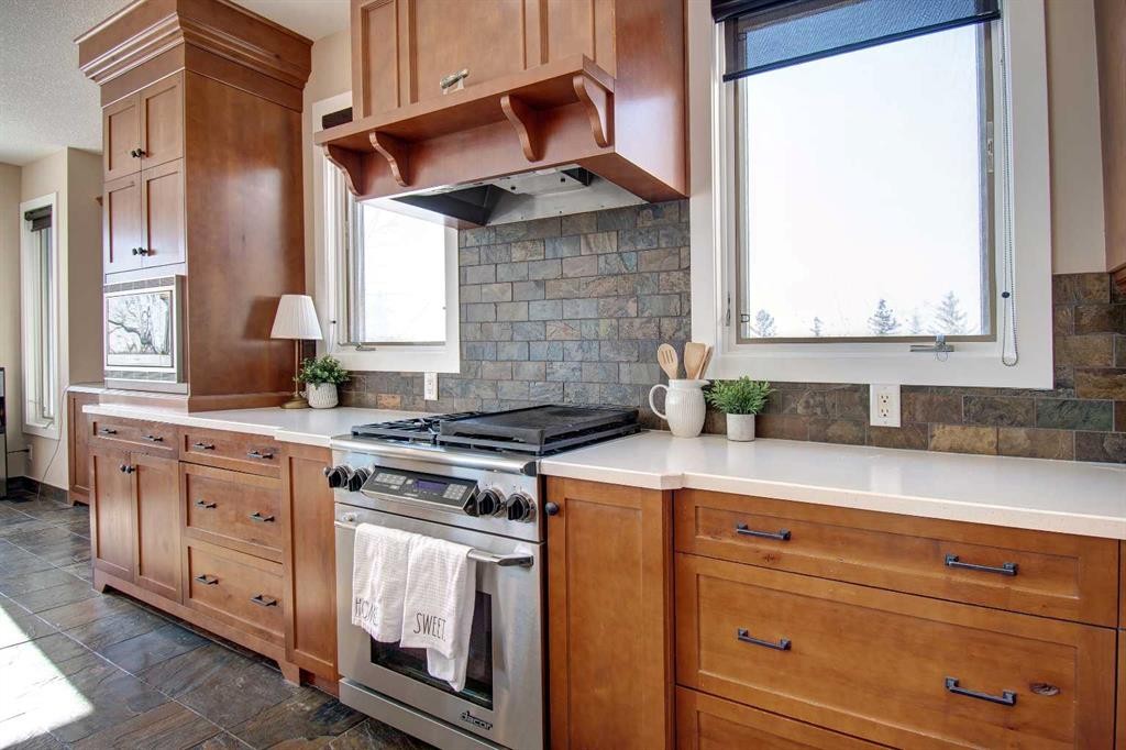 274181 Range Road 23, Rural Rocky View County, AB - Indoor Photo Showing Kitchen