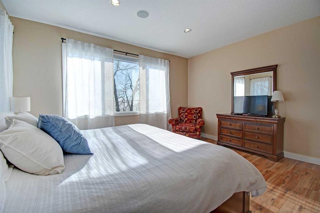 274181 Range Road 23, Rural Rocky View County, AB - Indoor Photo Showing Bedroom