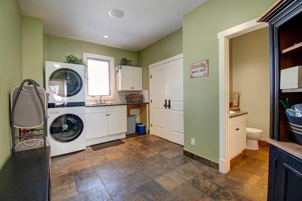 274181 Range Road 23, Rural Rocky View County, AB - Indoor Photo Showing Laundry Room