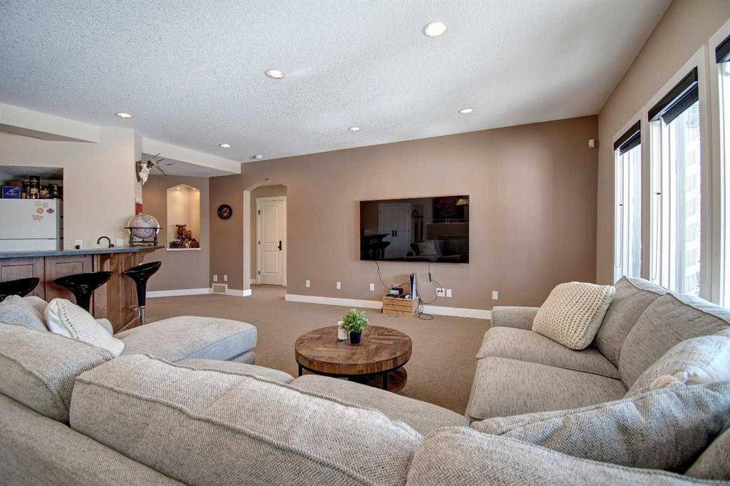 274181 Range Road 23, Rural Rocky View County, AB - Indoor Photo Showing Living Room