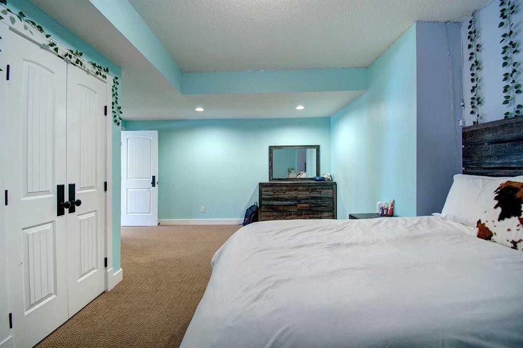 274181 Range Road 23, Rural Rocky View County, AB - Indoor Photo Showing Bedroom