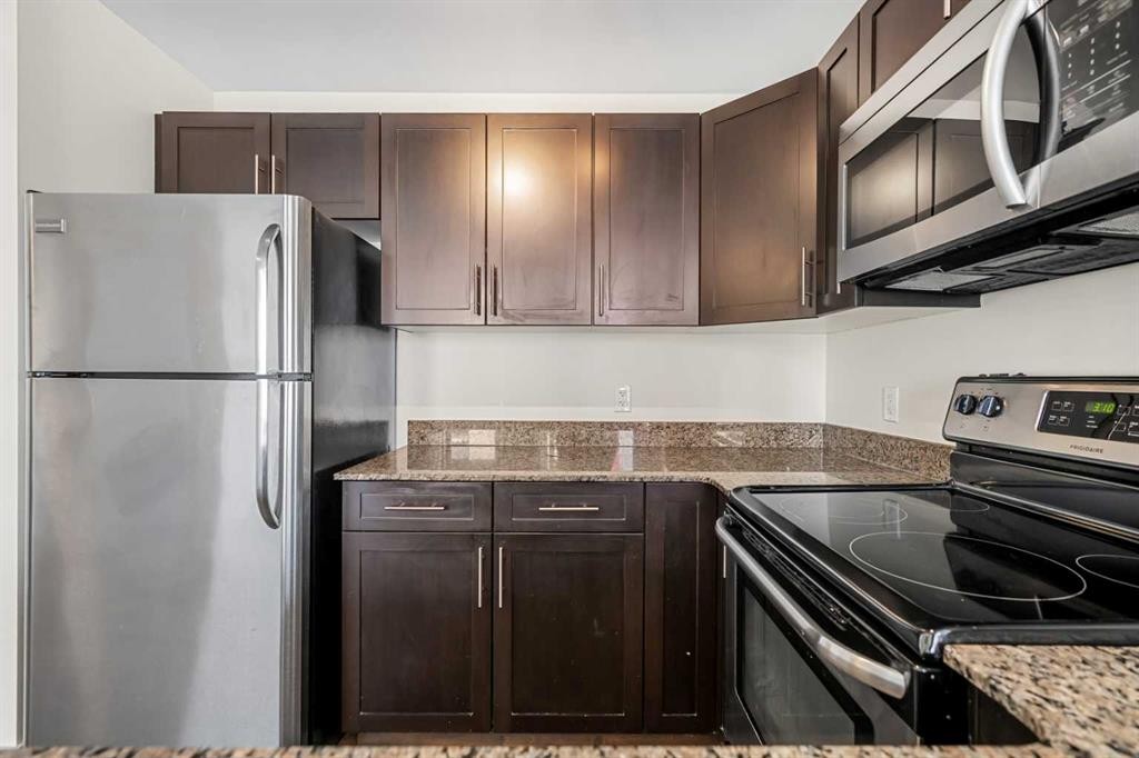 327-955 Mcpherson Road Ne, Calgary, AB - Indoor Photo Showing Kitchen