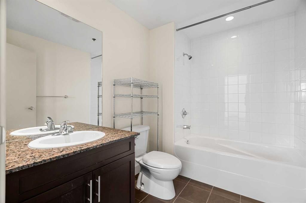 327-955 Mcpherson Road Ne, Calgary, AB - Indoor Photo Showing Bathroom