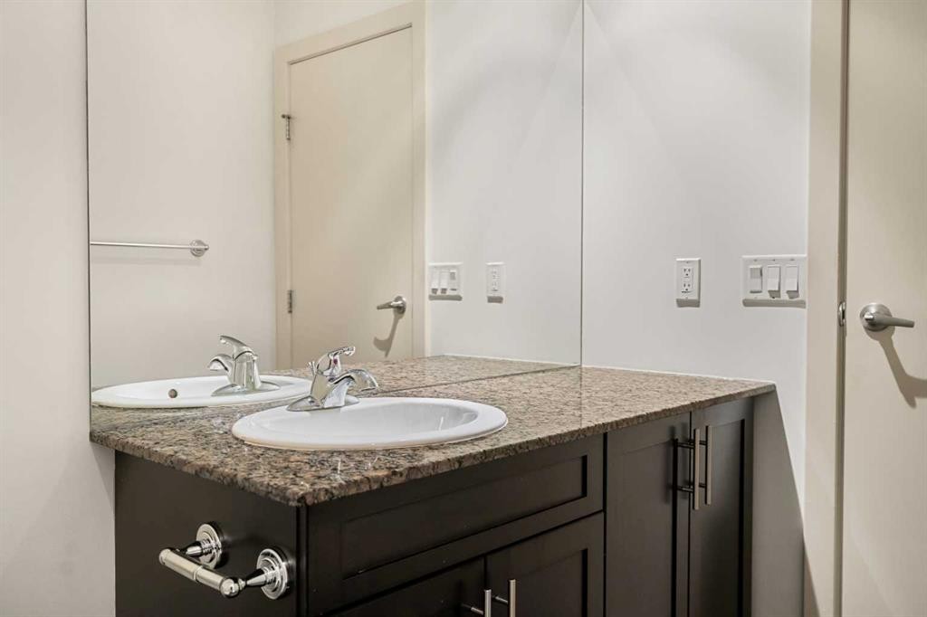 327-955 Mcpherson Road Ne, Calgary, AB - Indoor Photo Showing Bathroom