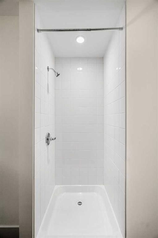 327-955 Mcpherson Road Ne, Calgary, AB - Indoor Photo Showing Bathroom