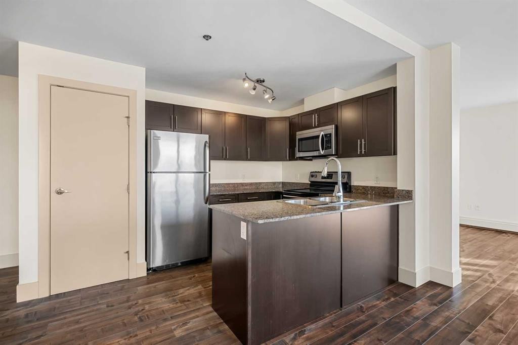 327-955 Mcpherson Road Ne, Calgary, AB - Indoor Photo Showing Kitchen With Double Sink