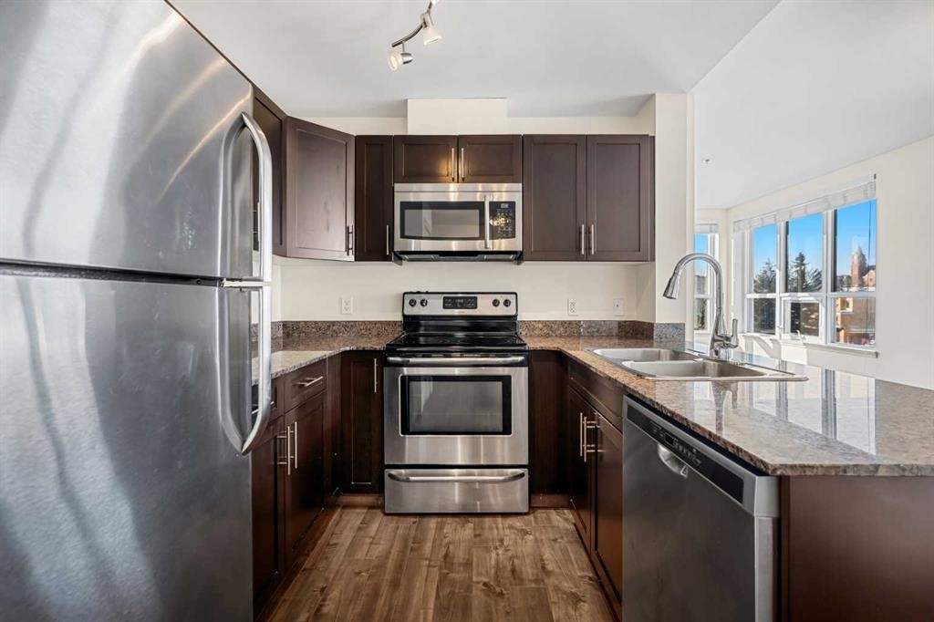 327-955 Mcpherson Road Ne, Calgary, AB - Indoor Photo Showing Kitchen With Double Sink