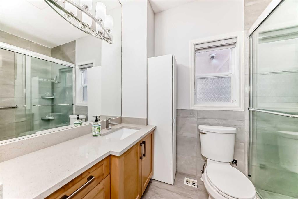 9 Saddlecrest Crescent Ne, Calgary, AB - Indoor Photo Showing Bathroom