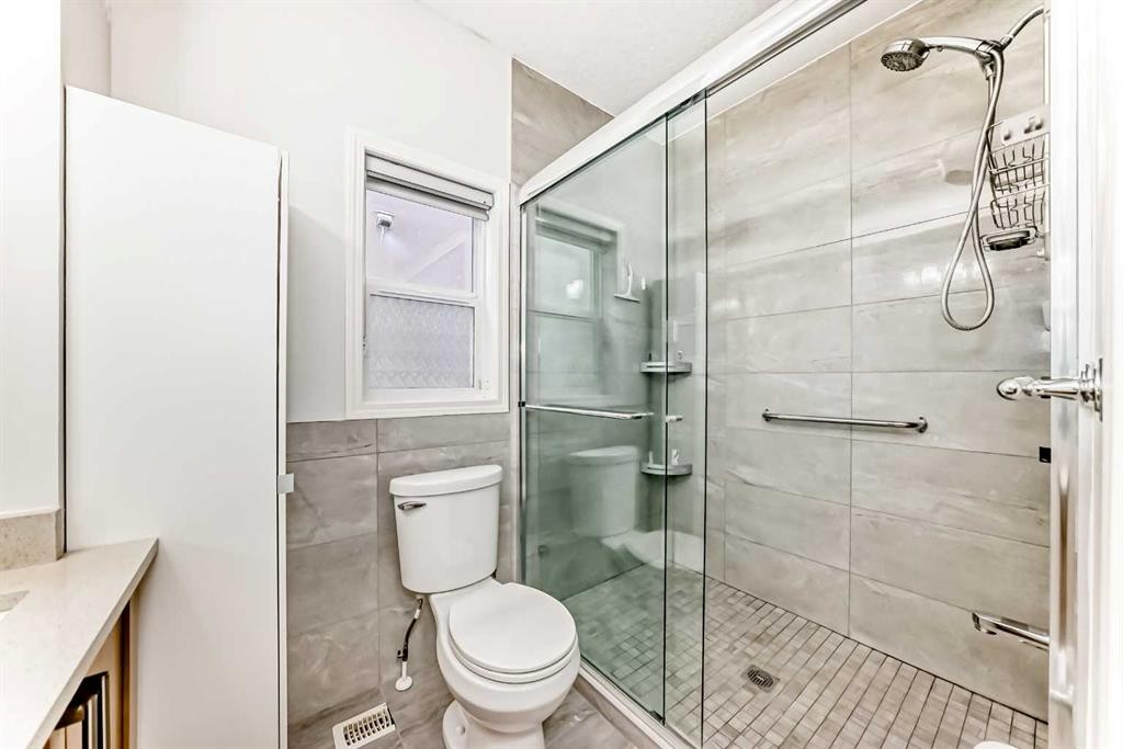 9 Saddlecrest Crescent Ne, Calgary, AB - Indoor Photo Showing Bathroom