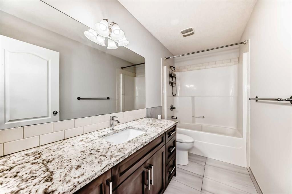 9 Saddlecrest Crescent Ne, Calgary, AB - Indoor Photo Showing Bathroom