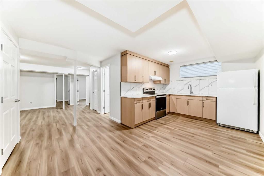 9 Saddlecrest Crescent Ne, Calgary, AB - Indoor Photo Showing Kitchen