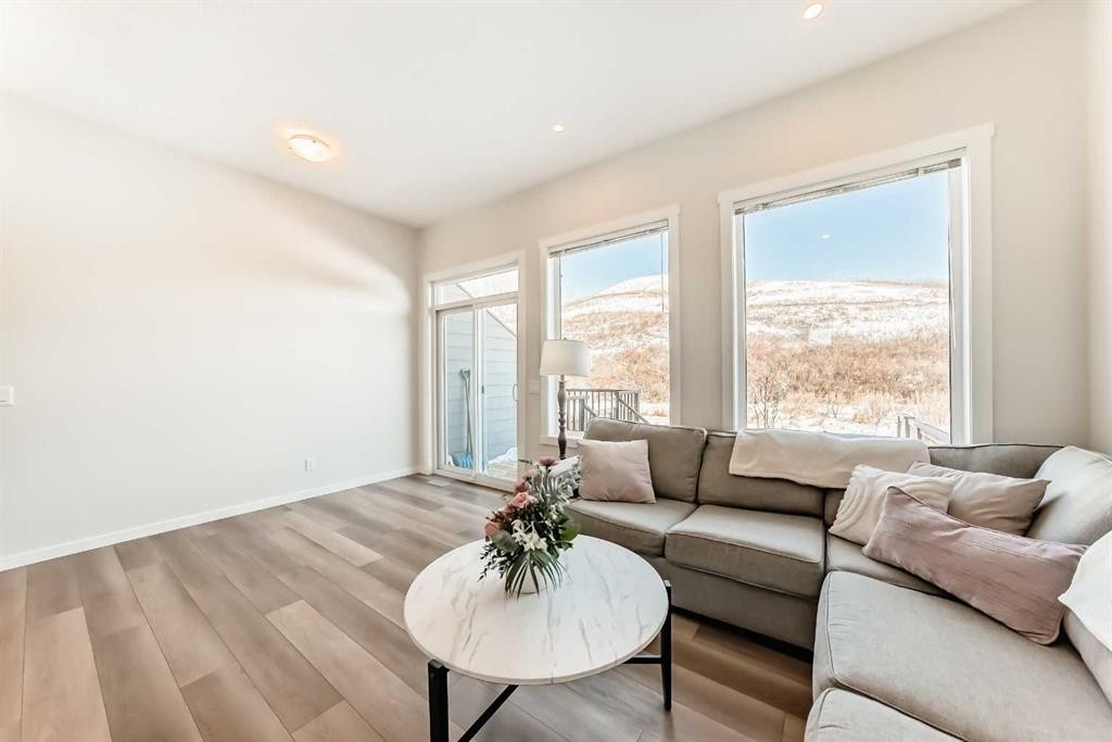 272 Cranbrook Square Se, Calgary, AB - Indoor Photo Showing Living Room