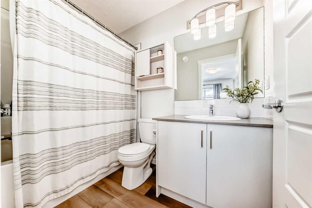 272 Cranbrook Square Se, Calgary, AB - Indoor Photo Showing Bathroom