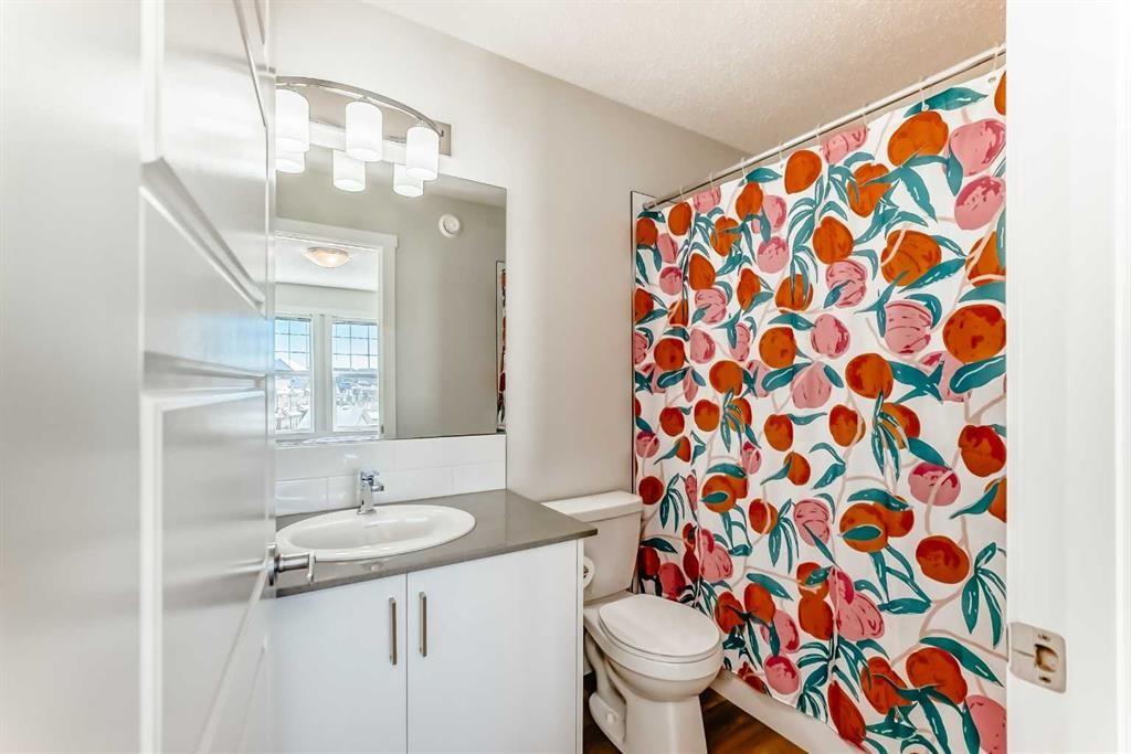 272 Cranbrook Square Se, Calgary, AB - Indoor Photo Showing Bathroom