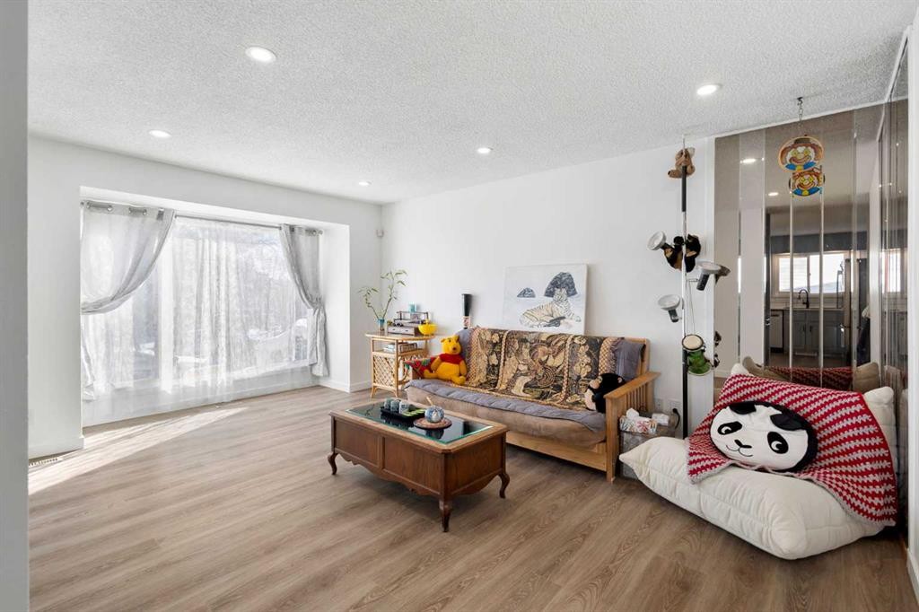 95 Beddington Way Ne, Calgary, AB - Indoor Photo Showing Living Room