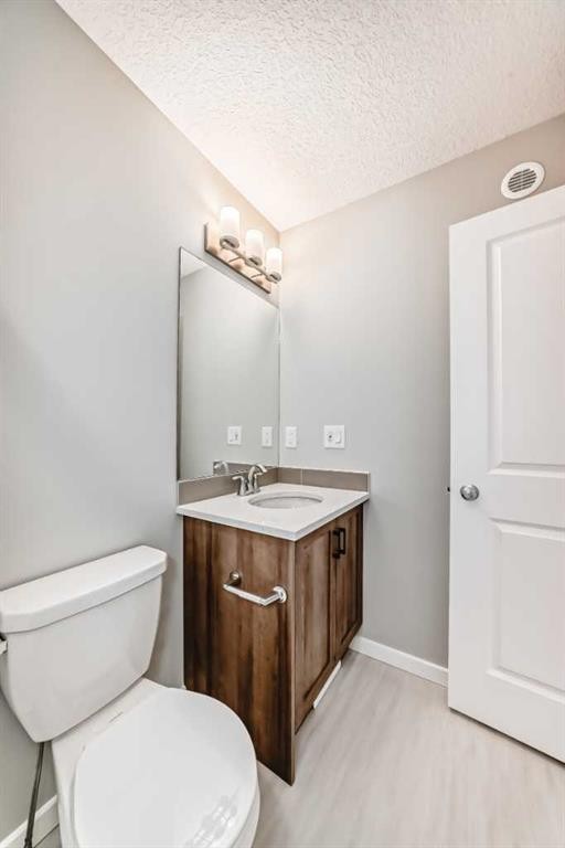 85 Starling Boulevard Nw, Calgary, AB - Indoor Photo Showing Bathroom