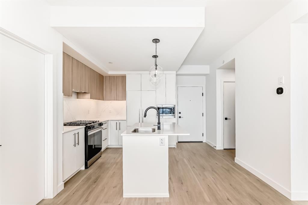 415-8375 Broadcast Avenue Sw, Calgary, AB - Indoor Photo Showing Kitchen With Upgraded Kitchen