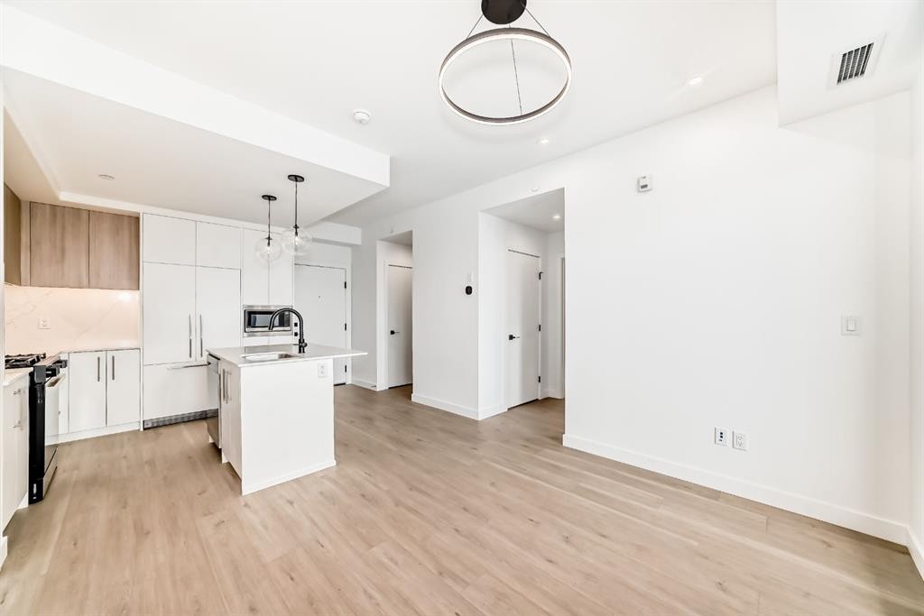 415-8375 Broadcast Avenue Sw, Calgary, AB - Indoor Photo Showing Kitchen