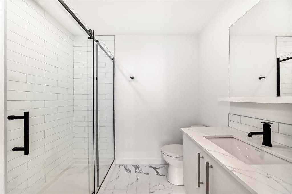 415-8375 Broadcast Avenue Sw, Calgary, AB - Indoor Photo Showing Bathroom