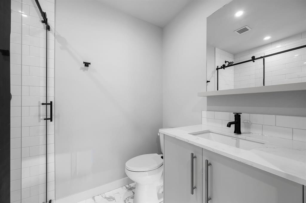 307-8375 Broadcast Avenue Sw, Calgary, AB - Indoor Photo Showing Bathroom