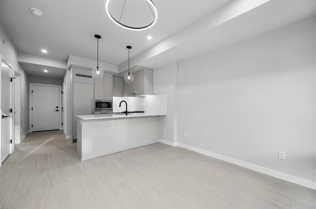 307-8375 Broadcast Avenue Sw, Calgary, AB - Indoor Photo Showing Kitchen