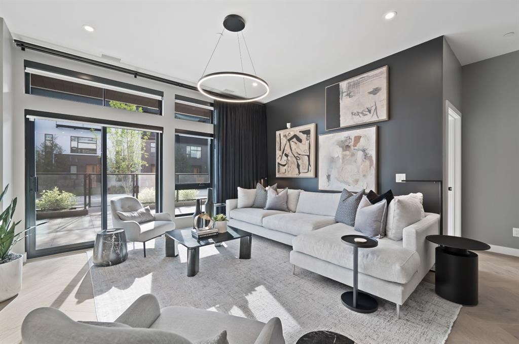 206-835 78 Street Sw, Calgary, AB - Indoor Photo Showing Living Room