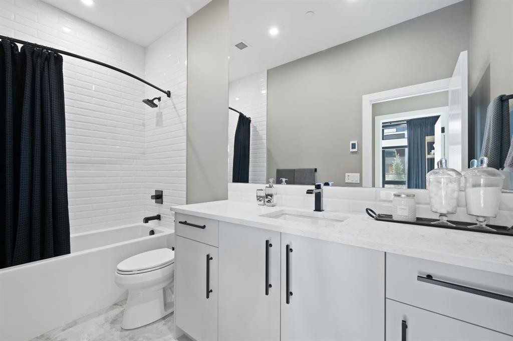 206-835 78 Street Sw, Calgary, AB - Indoor Photo Showing Bathroom