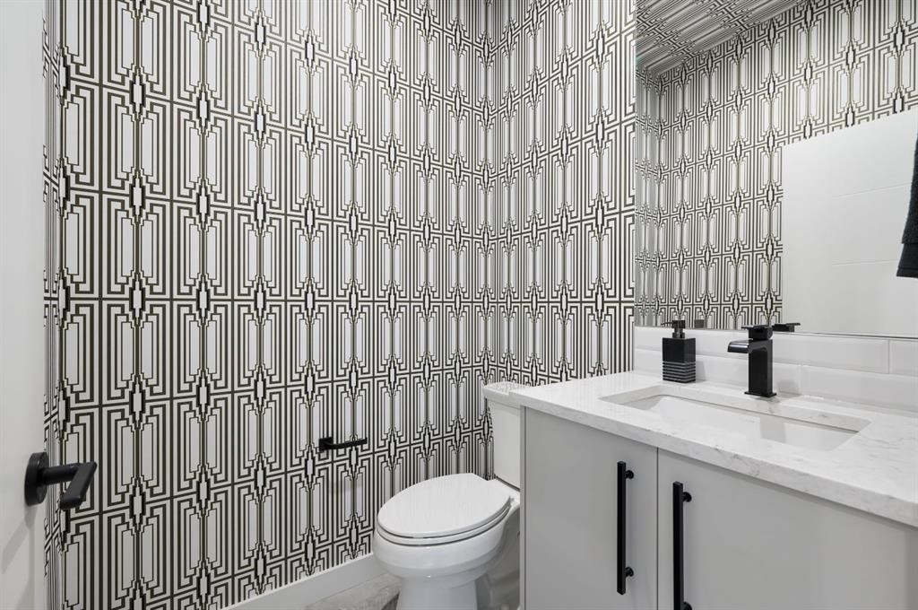 206-835 78 Street Sw, Calgary, AB - Indoor Photo Showing Bathroom