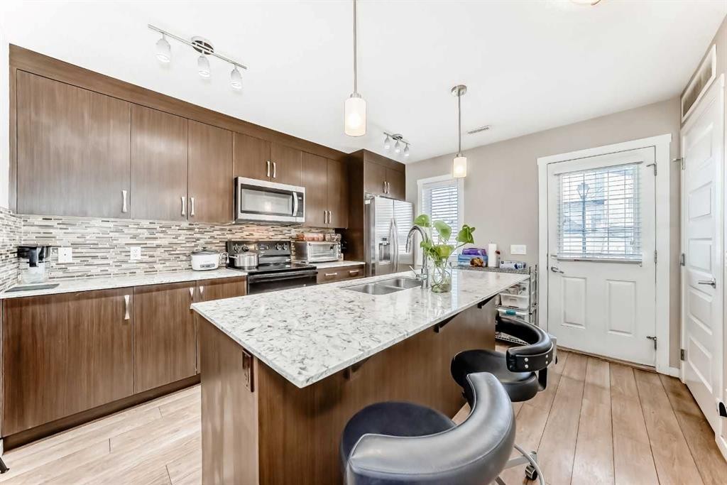 38 Auburn Bay Link Se, Calgary, AB - Indoor Photo Showing Kitchen With Double Sink With Upgraded Kitchen