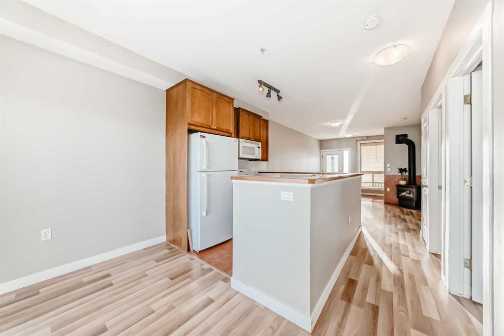 309-1540 17 Avenue Sw, Calgary, AB - Indoor Photo Showing Kitchen