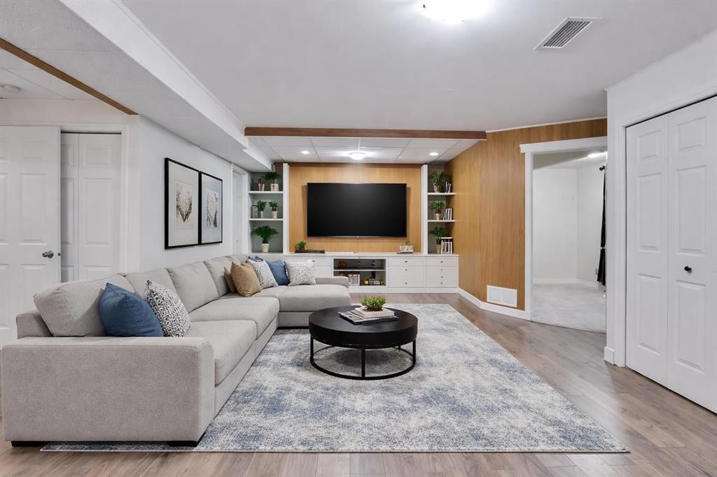 117 Walden Square Se, Calgary, AB - Indoor Photo Showing Living Room