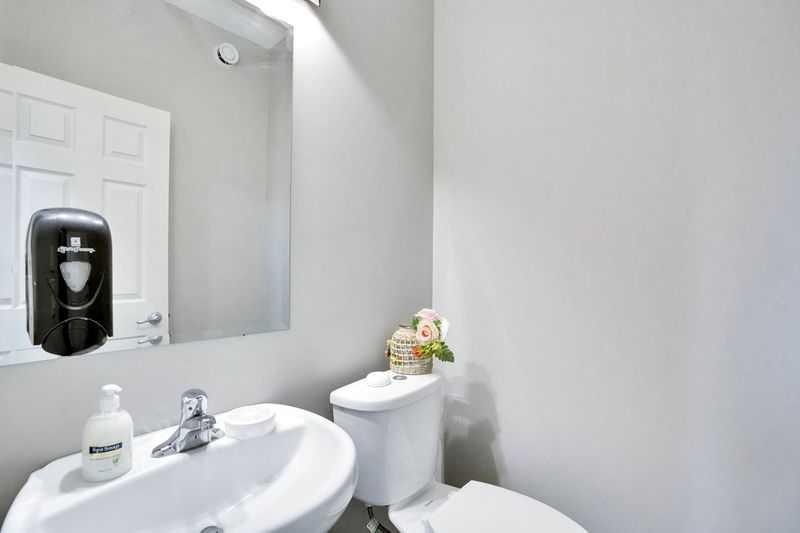 117 Walden Square Se, Calgary, AB - Indoor Photo Showing Bathroom