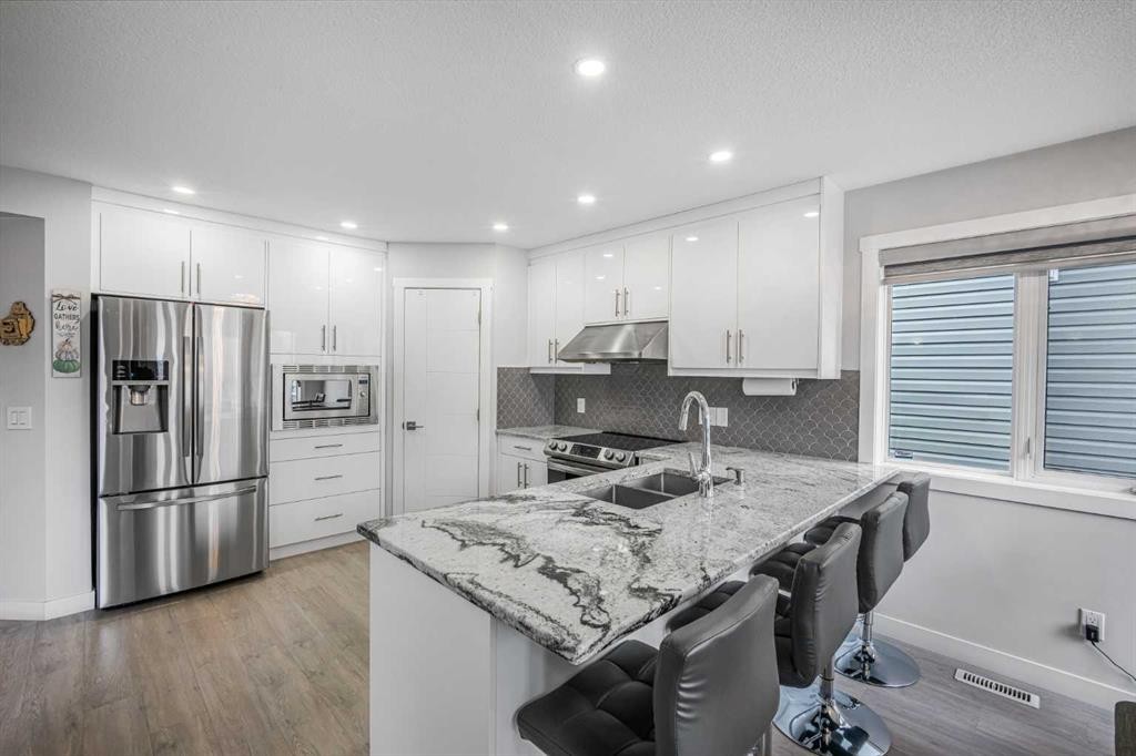 31 Saddleback Way Ne, Calgary, AB - Indoor Photo Showing Kitchen With Upgraded Kitchen