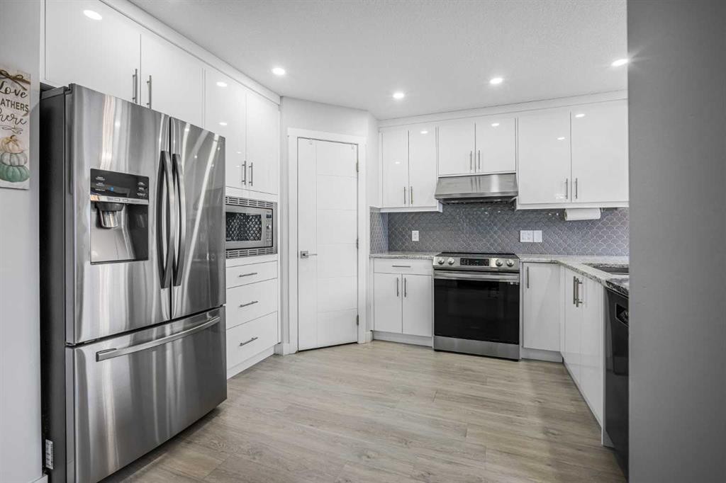31 Saddleback Way Ne, Calgary, AB - Indoor Photo Showing Kitchen With Upgraded Kitchen
