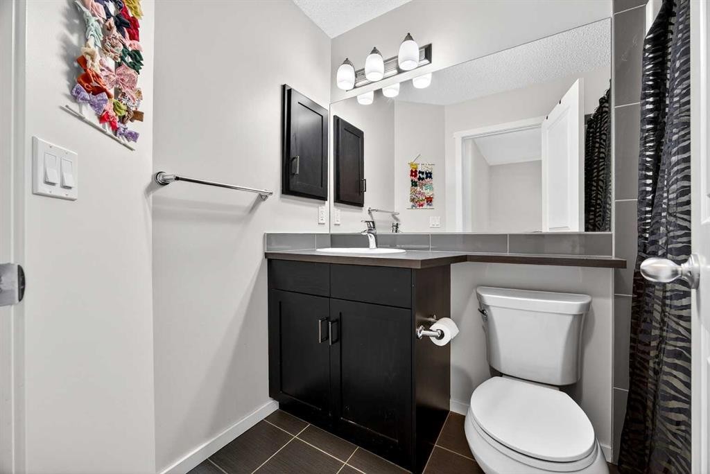 369 Walden Parade Se, Calgary, AB - Indoor Photo Showing Bathroom