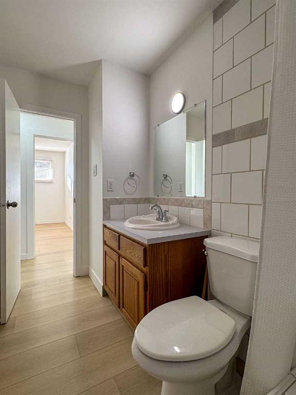 2212 72 Avenue Se, Calgary, AB - Indoor Photo Showing Bathroom