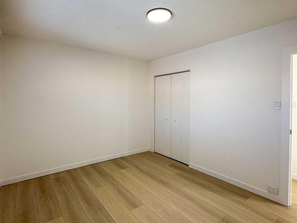 2212 72 Avenue Se, Calgary, AB - Indoor Photo Showing Other Room