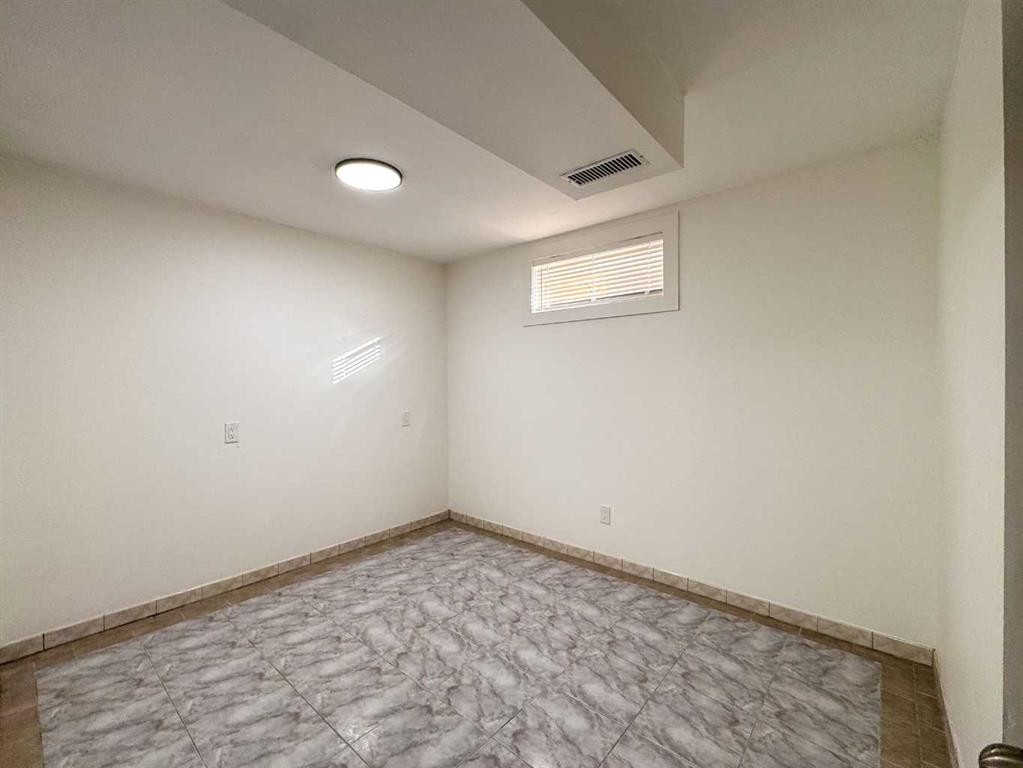 2212 72 Avenue Se, Calgary, AB - Indoor Photo Showing Other Room