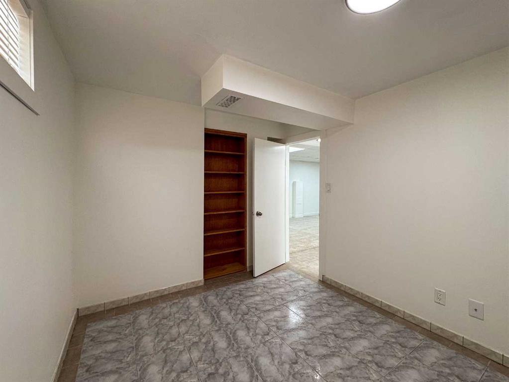 2212 72 Avenue Se, Calgary, AB - Indoor Photo Showing Other Room
