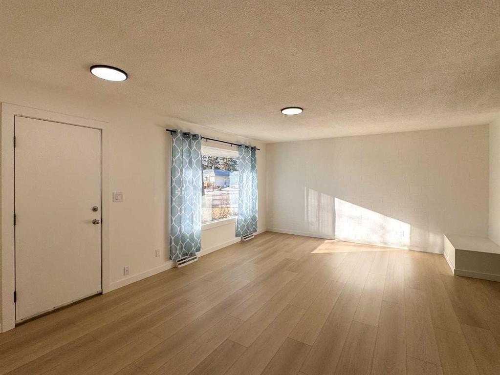 2212 72 Avenue Se, Calgary, AB - Indoor Photo Showing Other Room