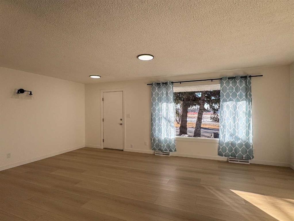 2212 72 Avenue Se, Calgary, AB - Indoor Photo Showing Other Room