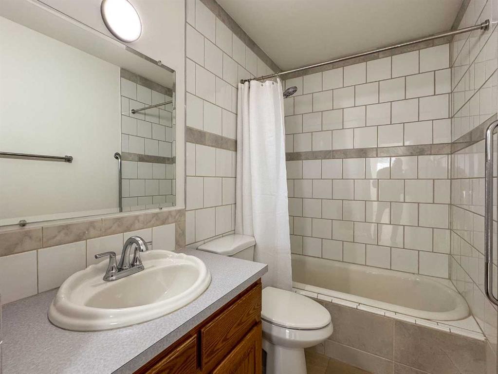 2212 72 Avenue Se, Calgary, AB - Indoor Photo Showing Bathroom
