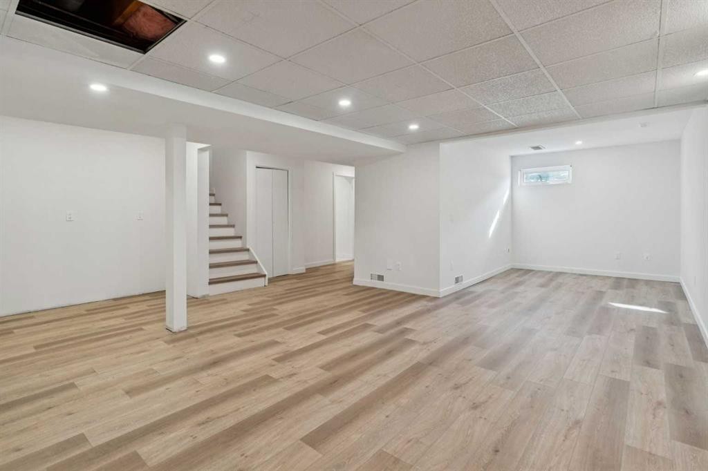 809 9 Street Ne, Calgary, AB - Indoor