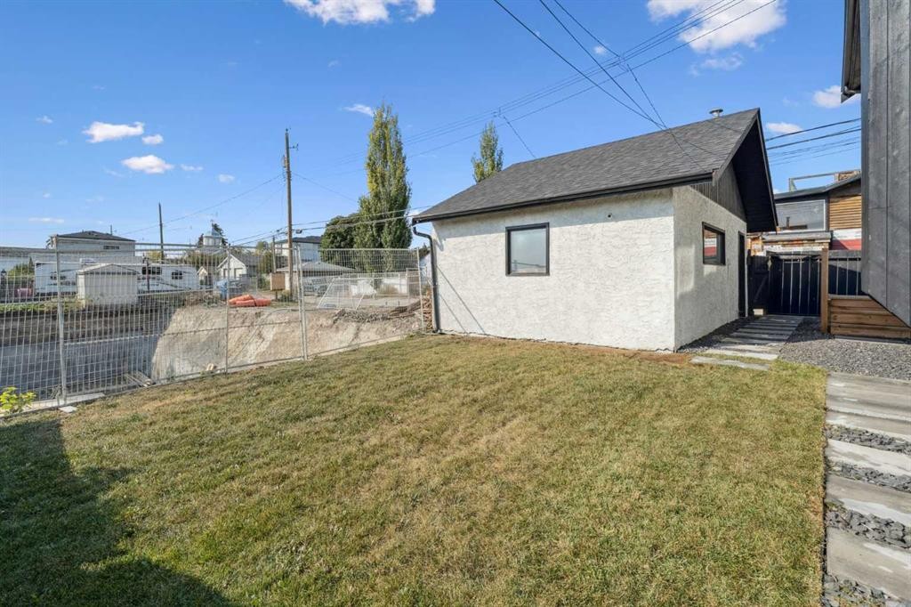809 9 Street Ne, Calgary, AB - Outdoor